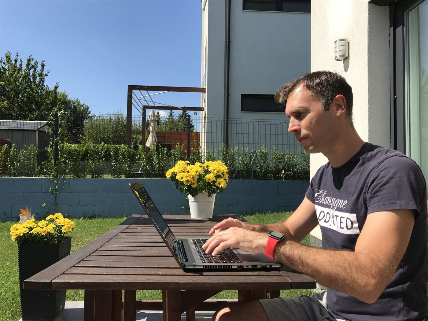 Rob working on his lifestyle business in the sunshine